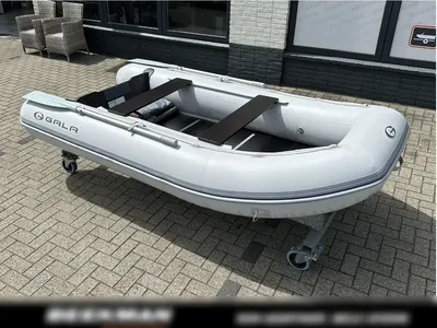 Opblaasbare boot op stenen parkeerplaats