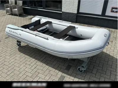 opblaasboot met houten vloerdelen