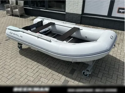 opblaasboot met houten vloerdelen