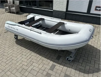 Opblaasbare rubberboot op parkeerplaats