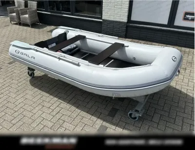 Opblaasbare boot met houten vloerdelen