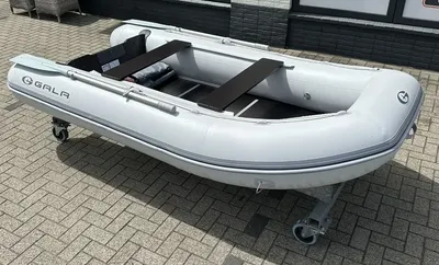 Opblaasbare boot op stenen parkeerplaats
