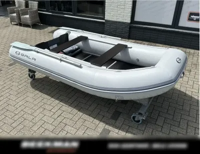 opblaasboot met houten vloerdelen