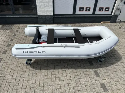 opblaasbare boot op bestrating