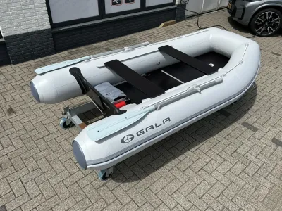 opblaasbare boot op parkeerplaats