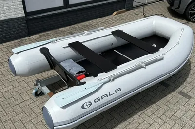 opblaasbare rubberboot op parkeerplaats