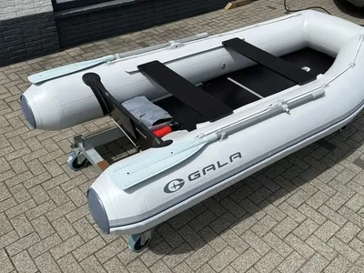 opblaasbare boot met houten vloerdelen
