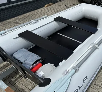 opblaasbare boot op kade en trailer