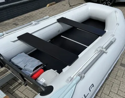 opblaasbare boot met zitbanken op trailer