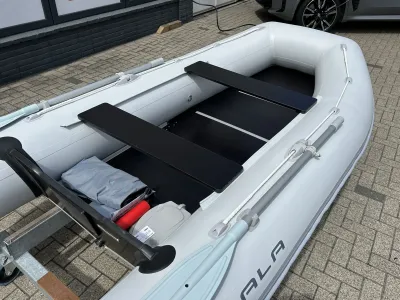 opblaasbare rubberboot op trailer en straat