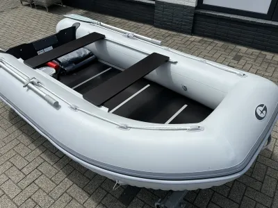 opblaasbare boot met houten vloerdelen