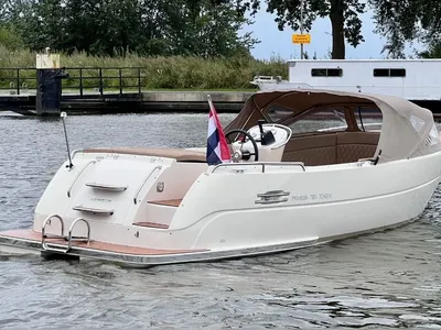 witte tender op water bij kade