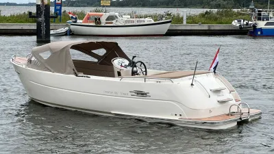 witte tender boot in water bij jachthaven