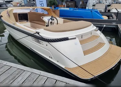 open tender boot afgemeerd bij steiger