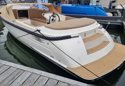 boot afgemeerd in een jachthaven