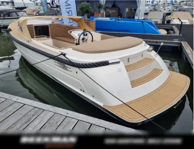 kleine tender in ligplaats