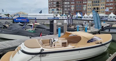 kleine tender in jachthaven