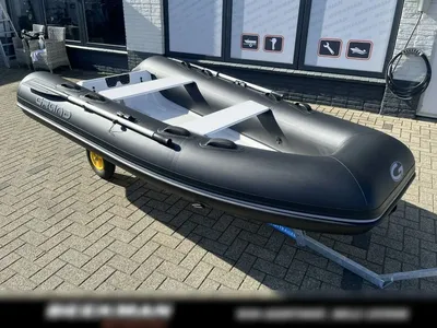 zwarte opblaasbare rib op trailer