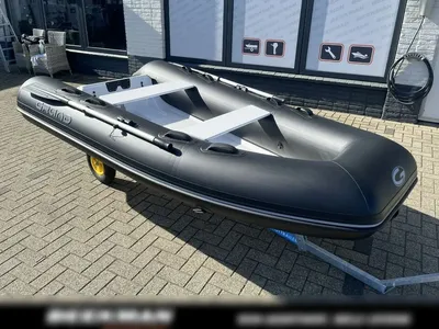 zwarte opblaasboot op kar bij showroom