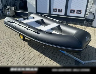 zwarte opblaasbare rib op trailer