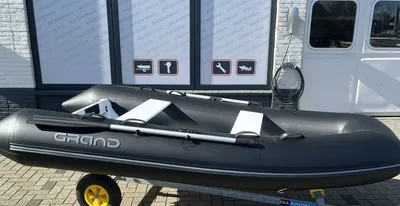 opblaasbare RIB op trailer bij gebouw