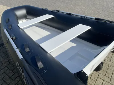 opblaasbare rib met witte zitbanken naast bestrating