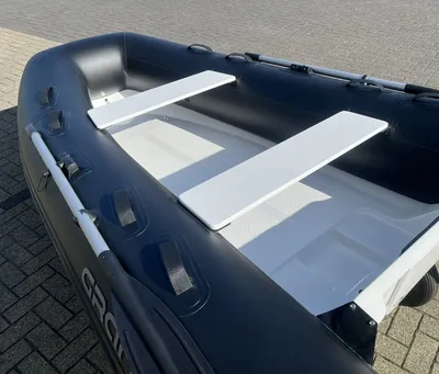 opblaasbare rib met zitbanken op parkeerplaats