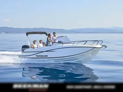 motorboot met inzittenden op kalme zee