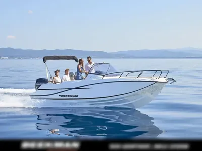 motorboot op open water met passagiers