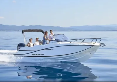 motorboot met inzittenden op kalme zee