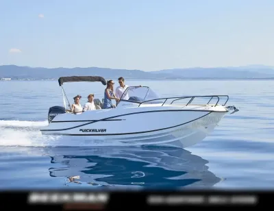 motorboot op open water met passagiers