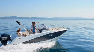 boot met passagiers op open water