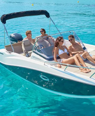boot met passagiers op helder blauw water
