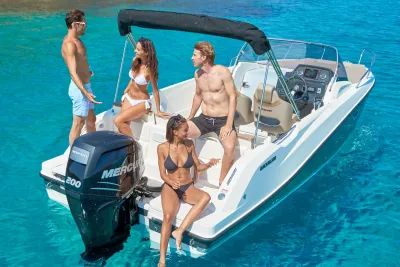 mensen op een motorboot in helder blauw water