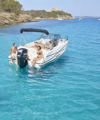 motorboot met personen in helder blauw water