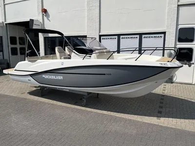 consoleboot op land voor bedrijfsgebouw