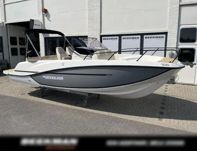 consoleboot op trailer bij showroom