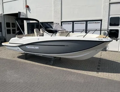 consoleboot op land voor bedrijfsgebouw