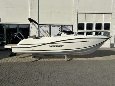 Consoleboot buiten bij gebouw