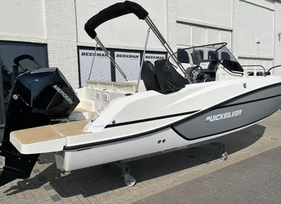 consoleboot op trailer bij gebouw