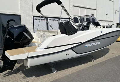 consoleboot buiten op trailer bij gebouw
