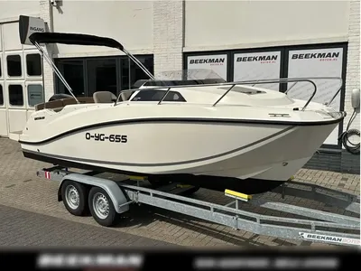 kleine cabinboot op trailer bij gebouw