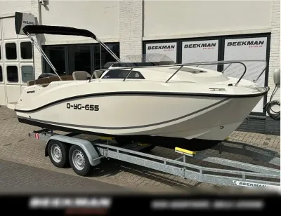 boot op trailer bij bedrijfsgebouw
