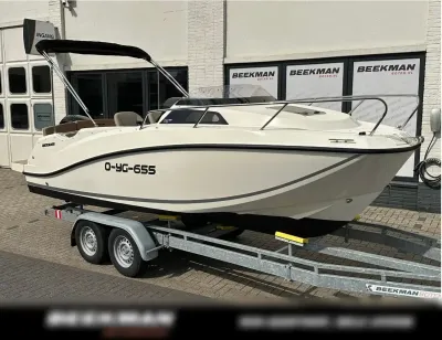 cabineboot op trailer bij gebouw