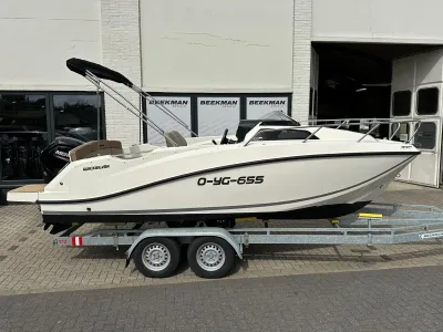 kleine cabinboot op trailer bij gebouw