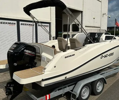 open motorboot op trailer bij gebouw