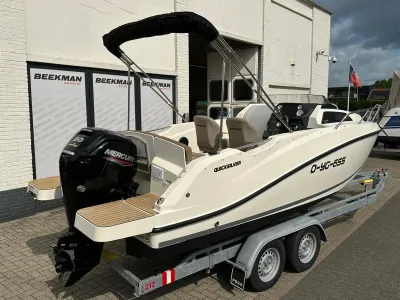 motorboot op trailer bij bedrijfspand