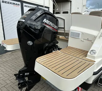 achterzijde van een boot met buitenboordmotor