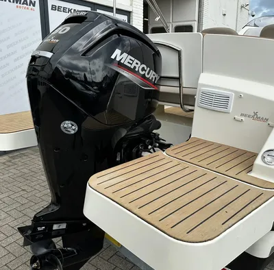achterzijde boot met buitenboordmotor en zwemplatform