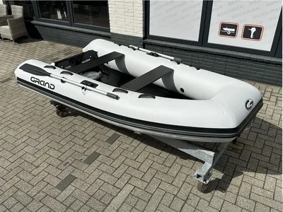 Opblaasbare RIB op parkeerplaats